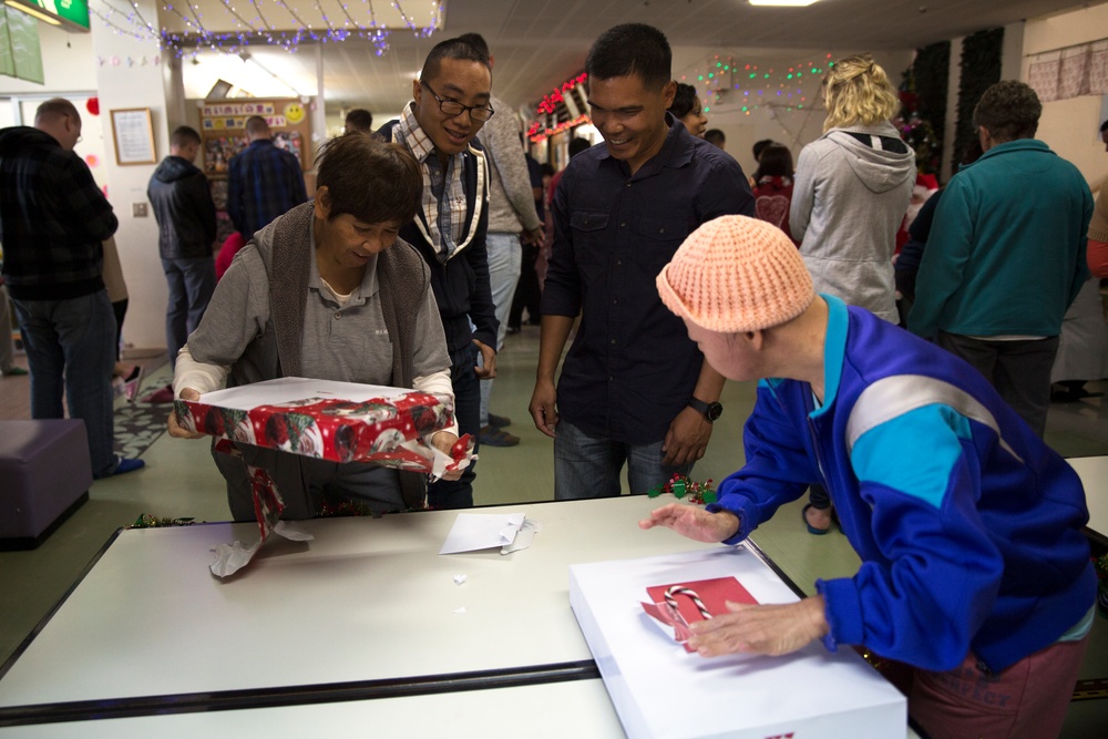 12th Marine Regiment gives Christmas gifts to Reimei no Sato residents