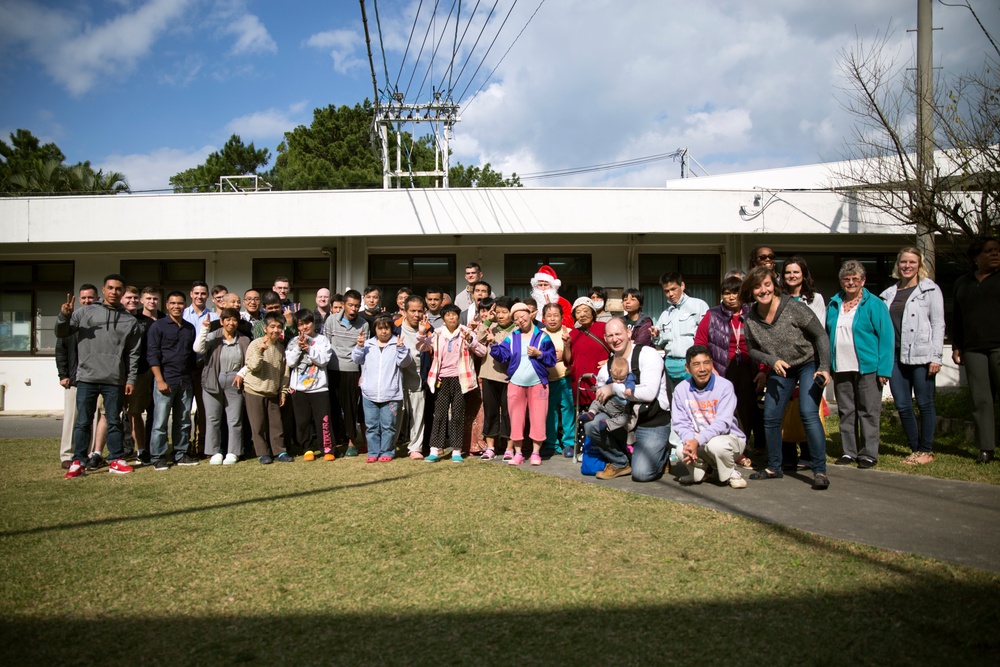 12th Marine Regiment gives Christmas gifts to Reimei no Sato residents