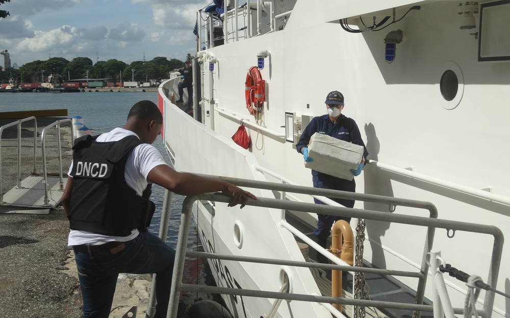 Coast Guard offloads $6.6 million worth of seized cocaine in Santo Domingo, Dominican Republic