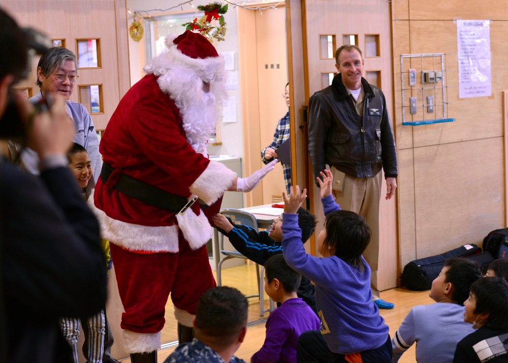 Misawa Sailors Visit Japanese After School Program for the Holidays
