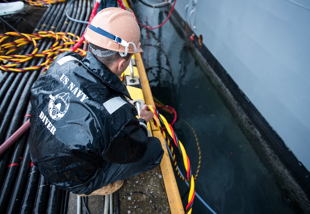 SRF-JRMC Divers work on the hull of USS Bonhomme Richard (LHD 6).