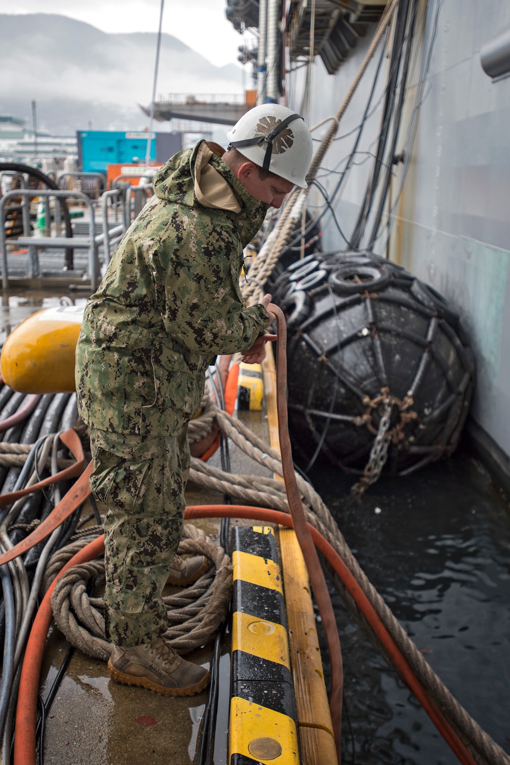 SRF-JRMC Divers work on the hull of USS Bonhomme Richard (LHD 6).