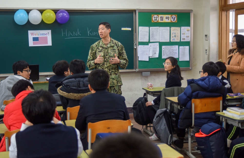 CNFK Sailors Volunteer in Busan