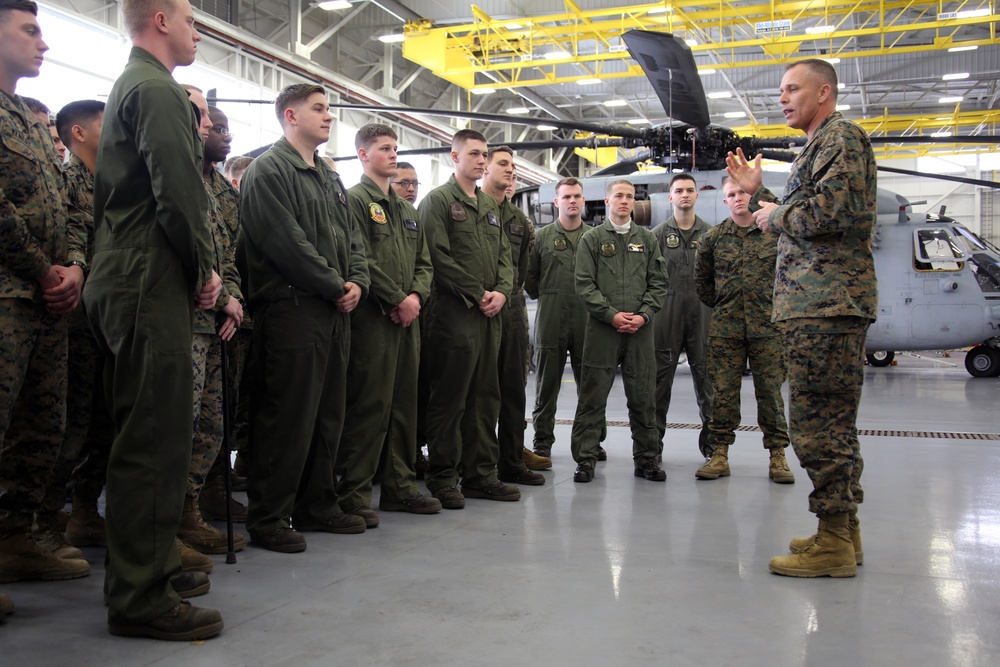 2nd MAW Commanding General commemorates HMHT-302 safety win