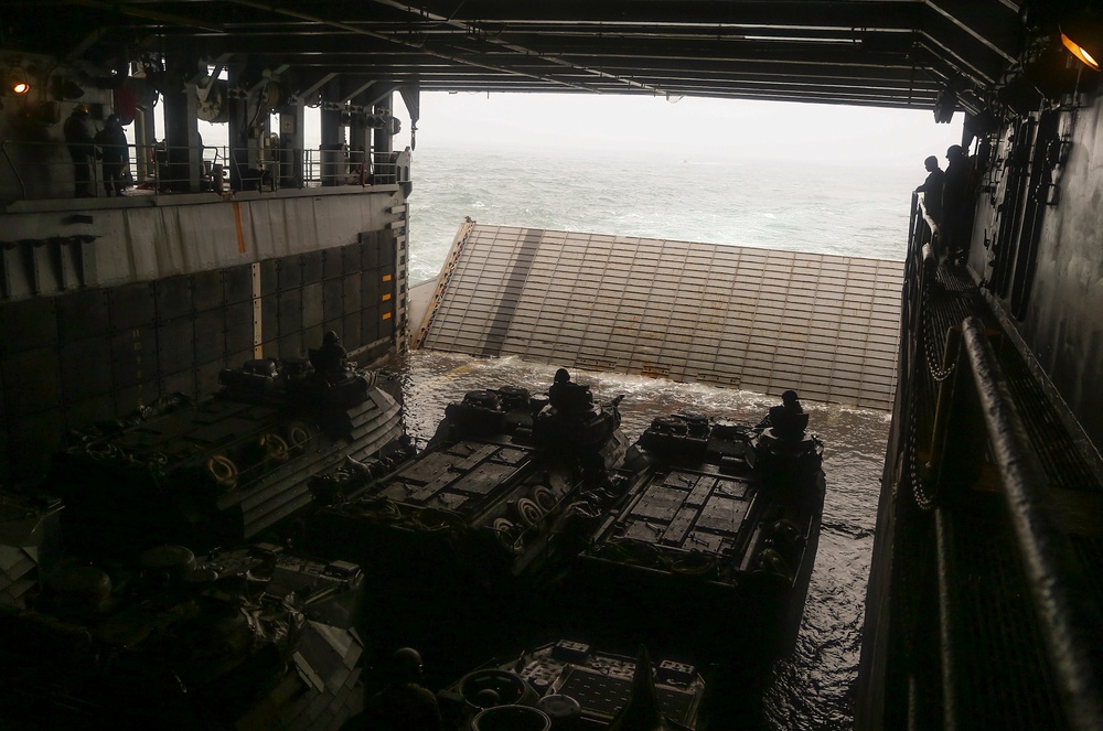 22nd MEU AAVs Splash as Final Stage of Deployment