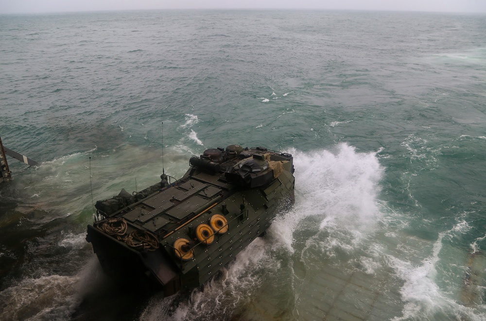 22nd MEU AAVs Splash as Final Stage of Deployment
