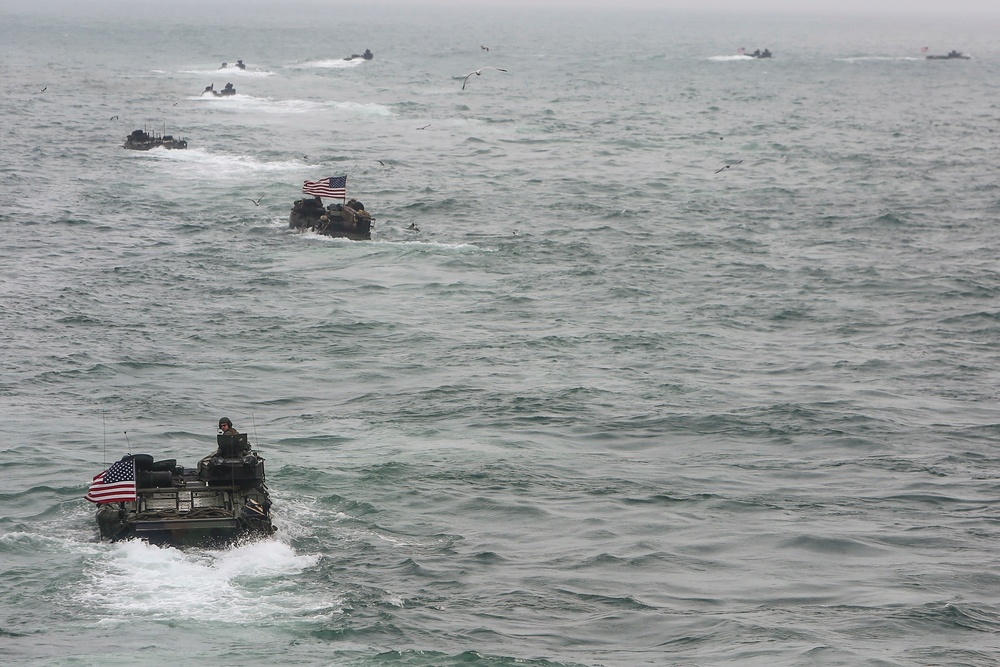 22nd MEU AAVs Splash as Final Stage of Deployment