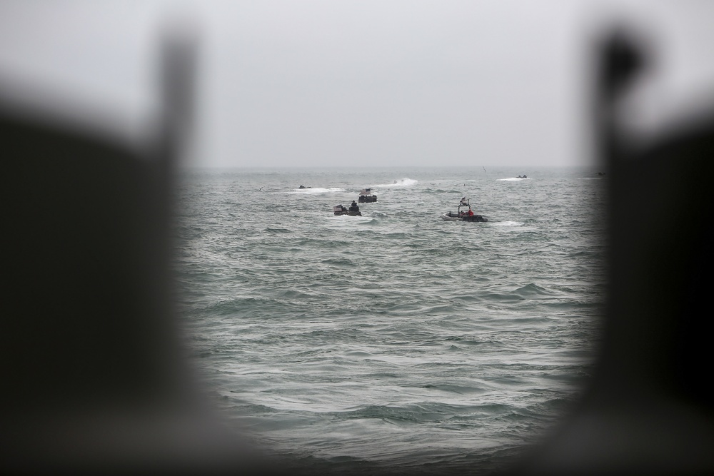 22nd MEU AAVs Splash as Final Stage of Deployment