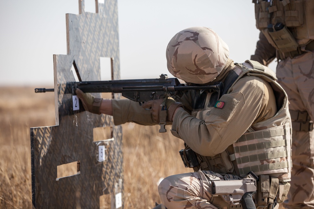 Portuguese soldiers weapons training