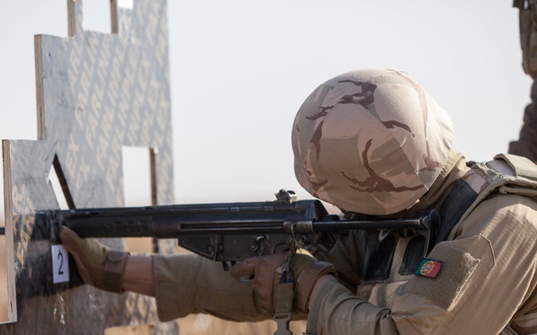 Portuguese soldiers weapons training