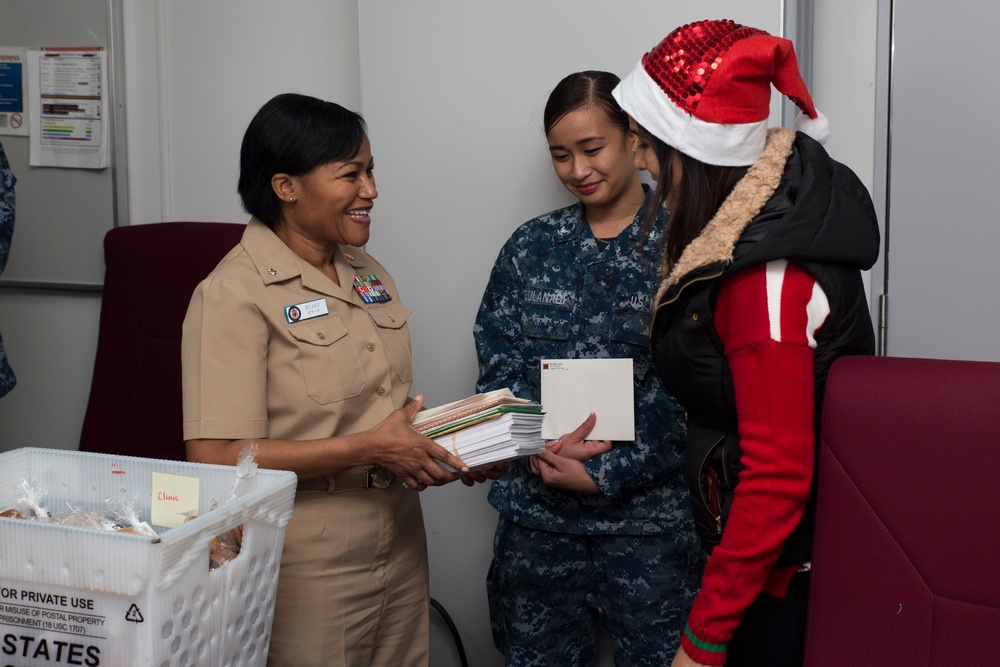 Volunteers spread holiday joy