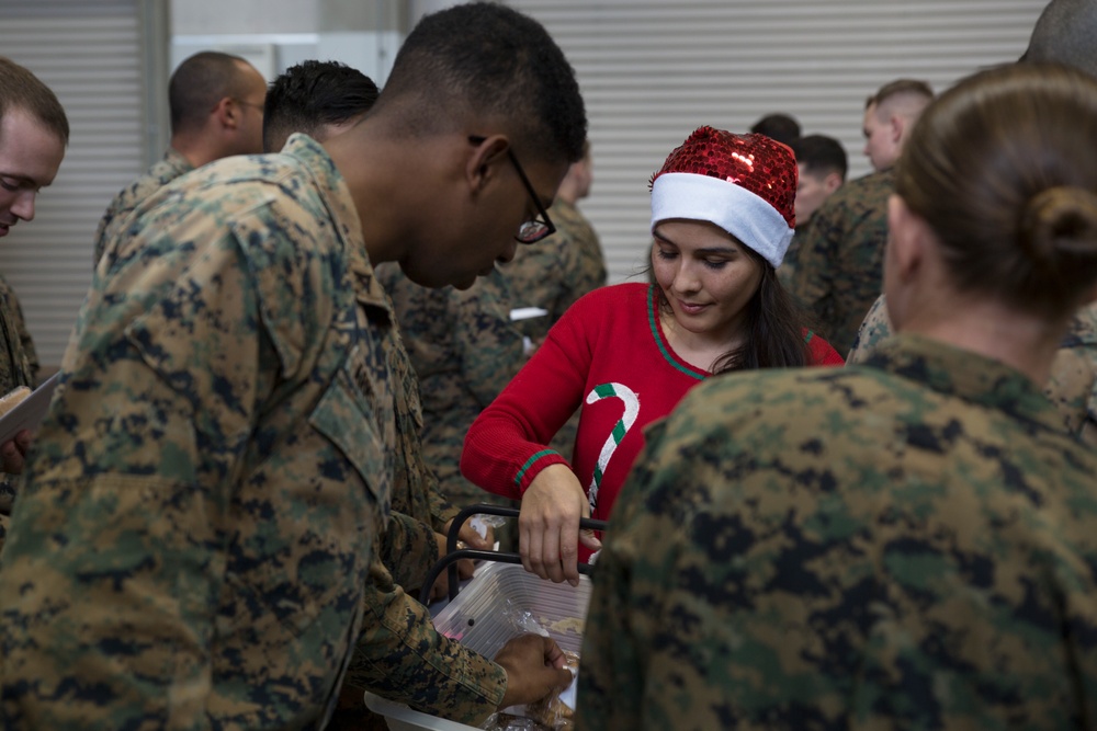 Volunteers spread holiday joy