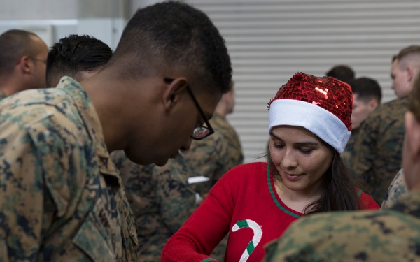 Volunteers spread holiday joy