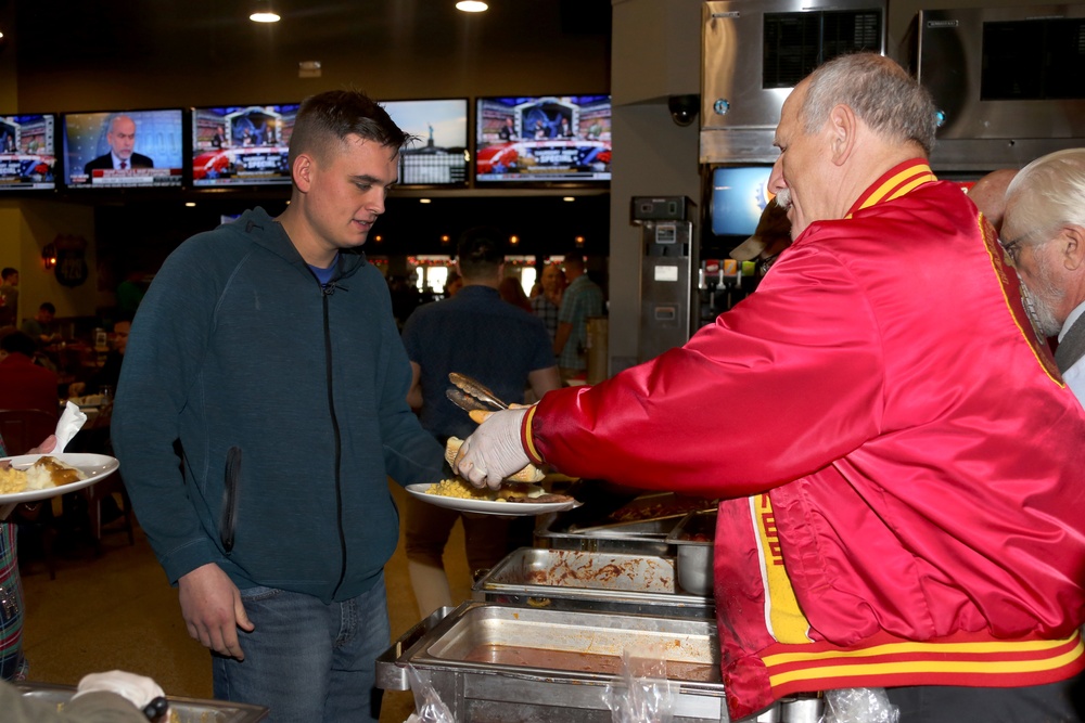 SMP’s Christmas dinner feeds holiday spirit to service members