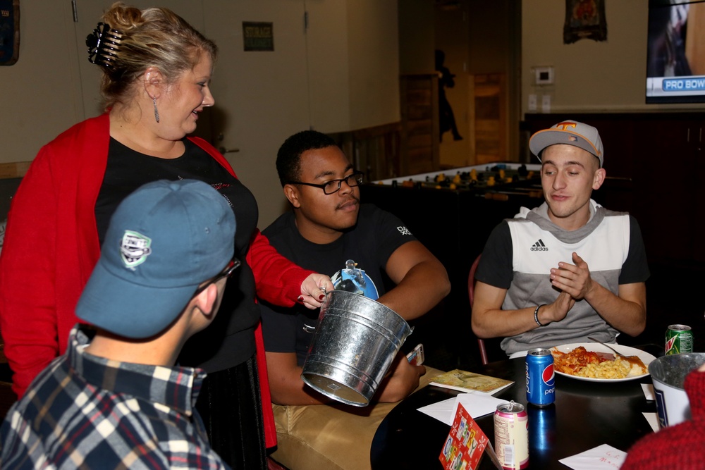 SMP’s Christmas dinner feeds holiday spirit to service members