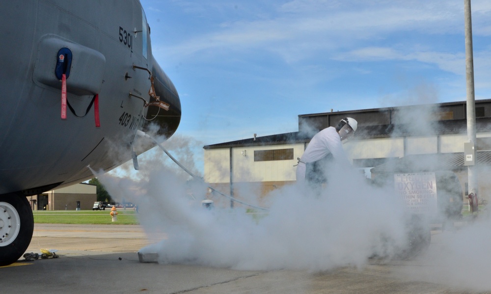 403rd Wing maintainers replinish oxygen