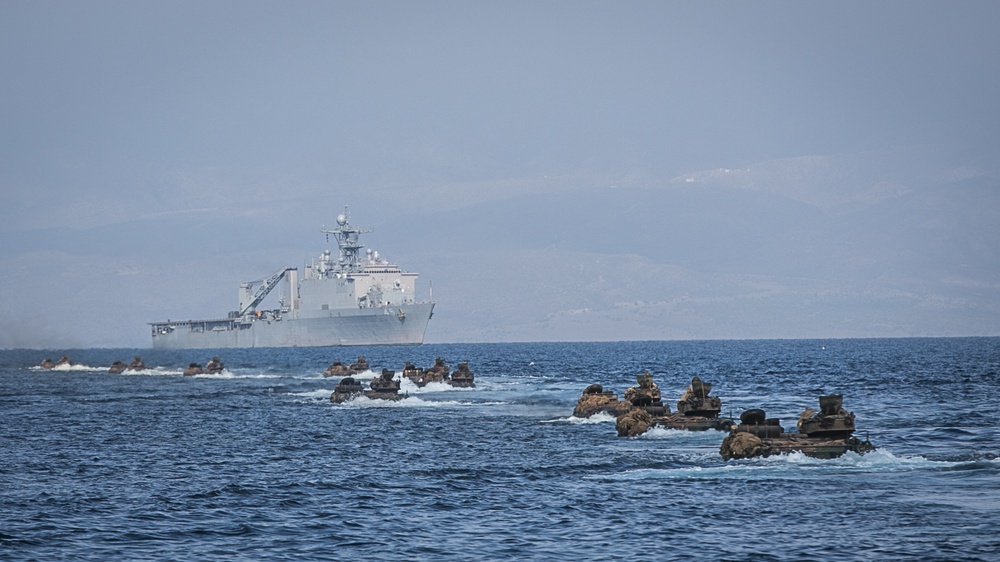 Exercise Alligator Dagger; AAVs return to USS Comstock