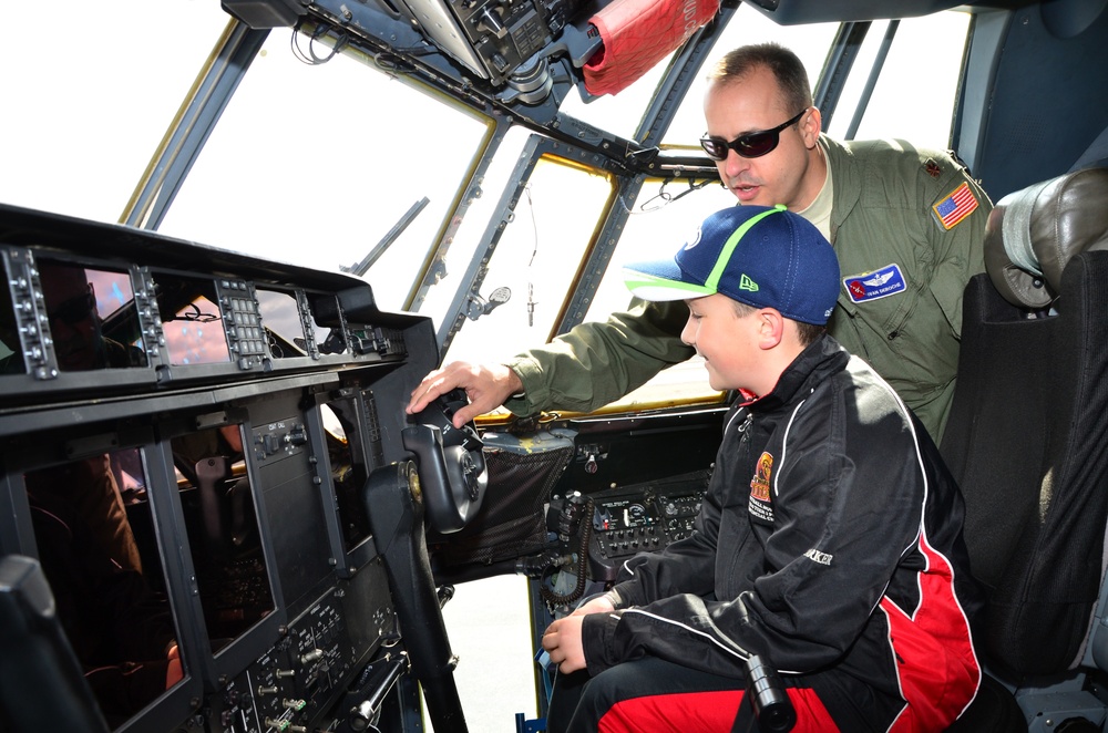 Hurricane Hunters begin week-long awareness tour with NHC partners in Canada