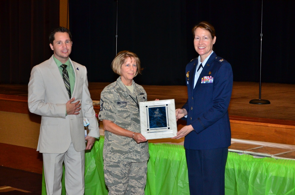 403rd Wing Reservist honored for volunteerism