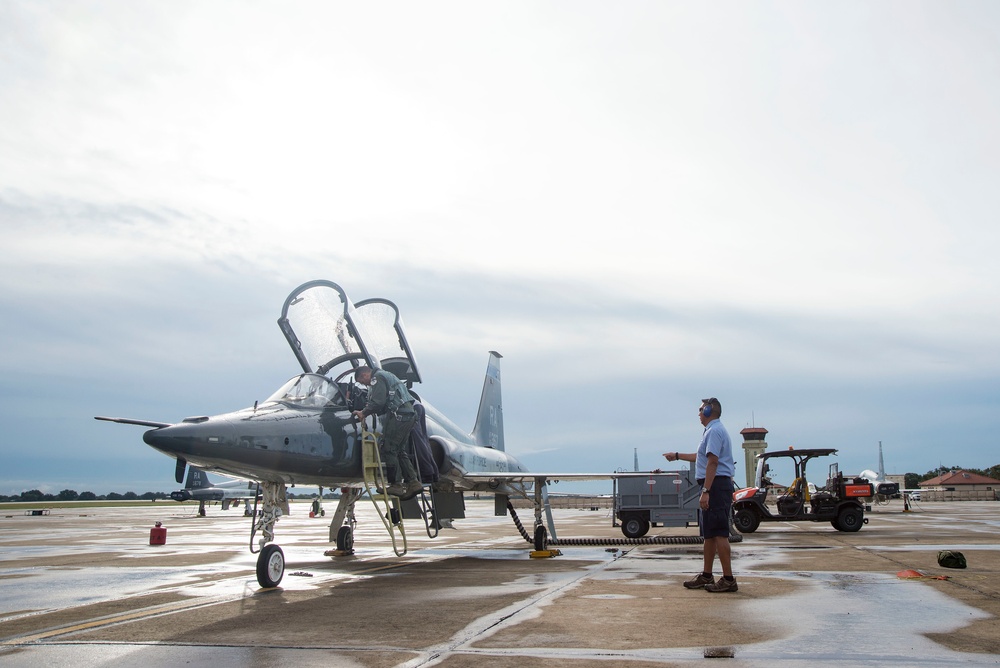 Former Navy Blue Angels crew chief brings knowledge, excellence to 435th FTS mission