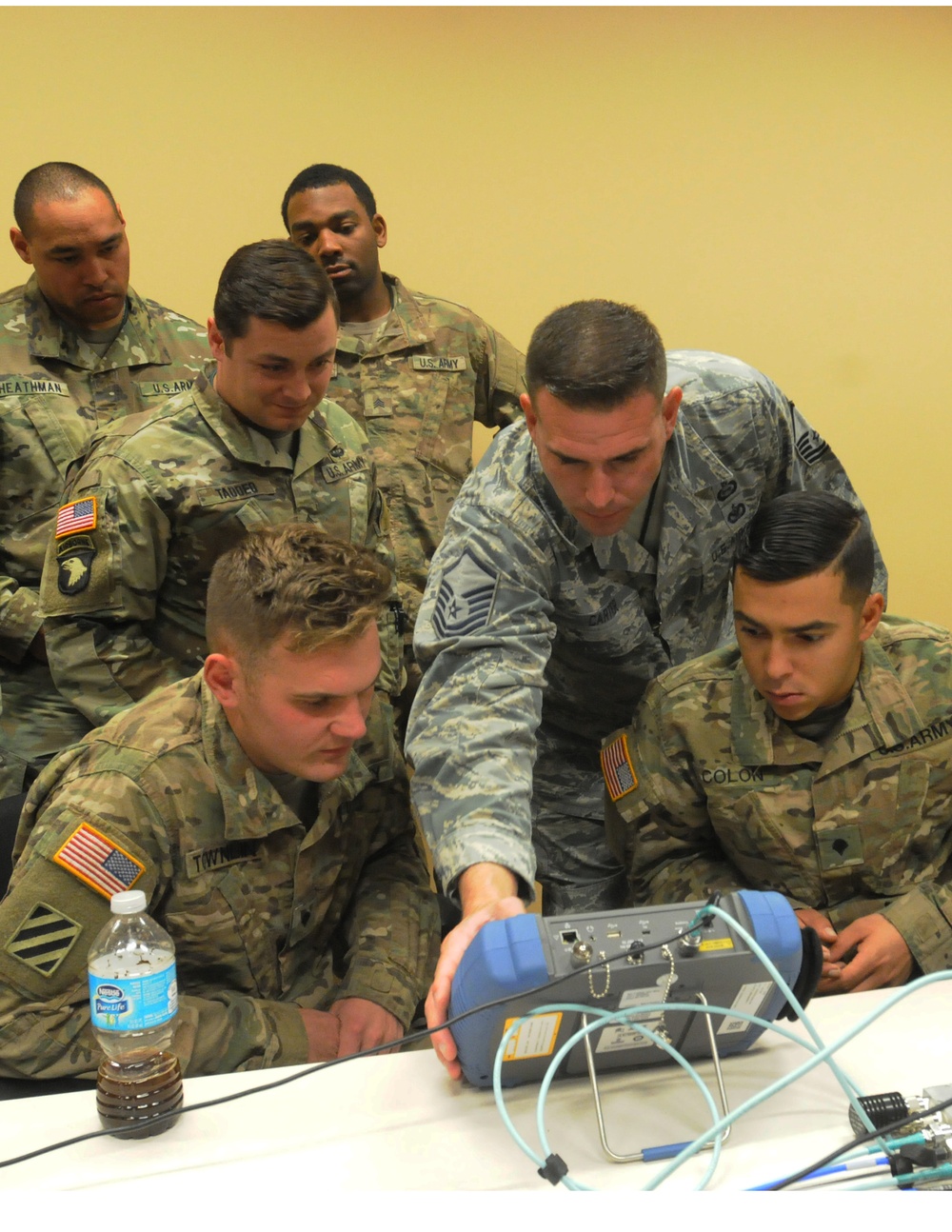 3ABCT Soldiers hone signal skills