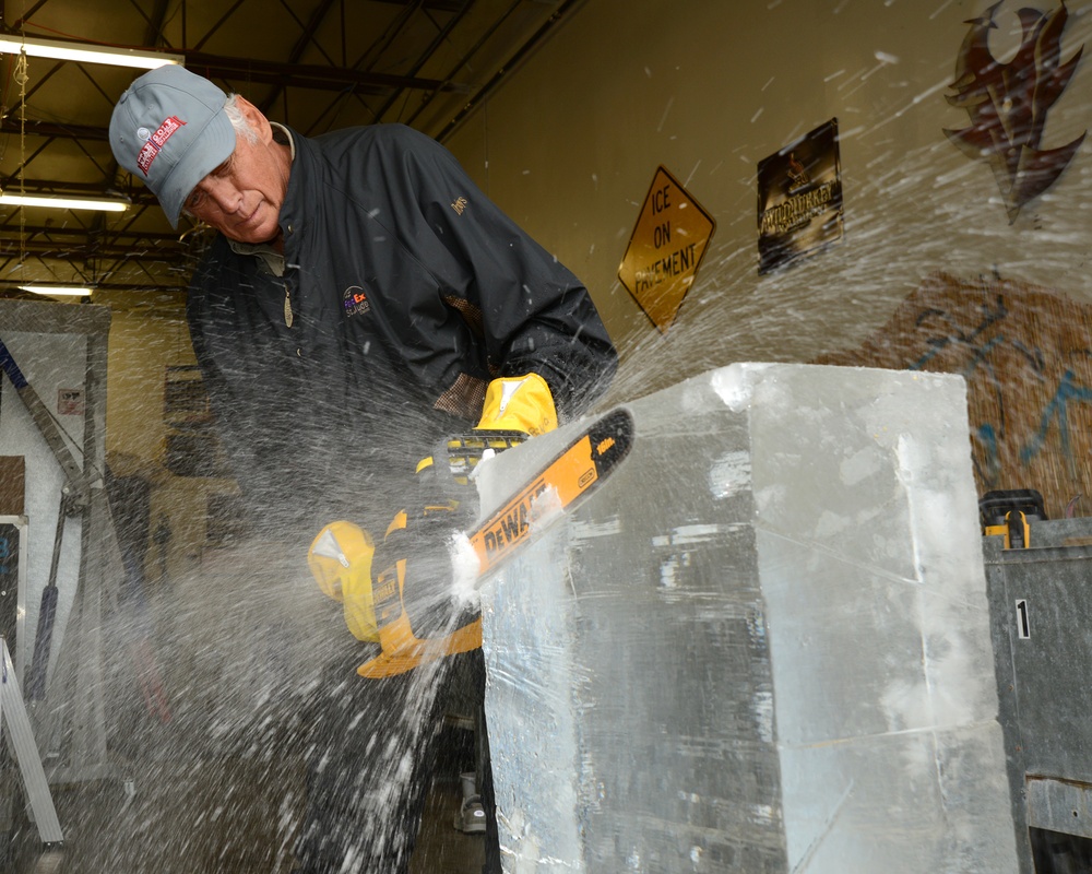 Ice sculptor