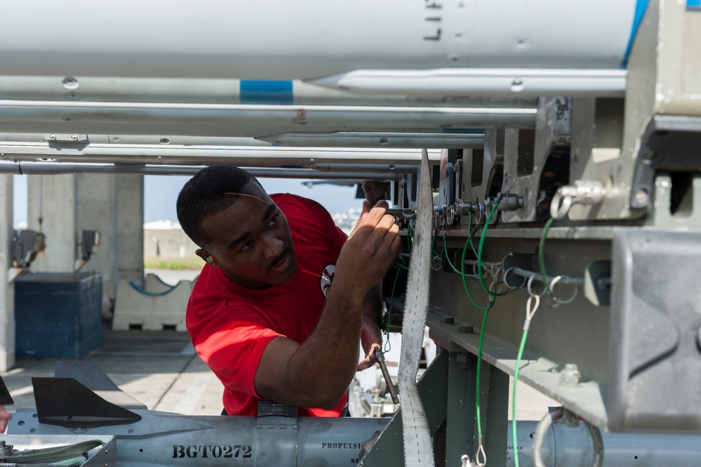 18th MXG hosts annual weapons load competition