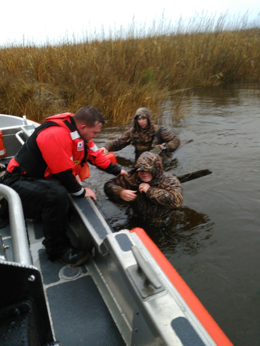 Coast Guard rescues 2 after boat runs agroud on Great Island, NC