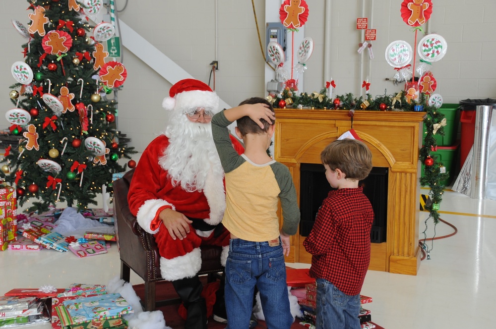 Santa delivers joy to 403rd Wing children