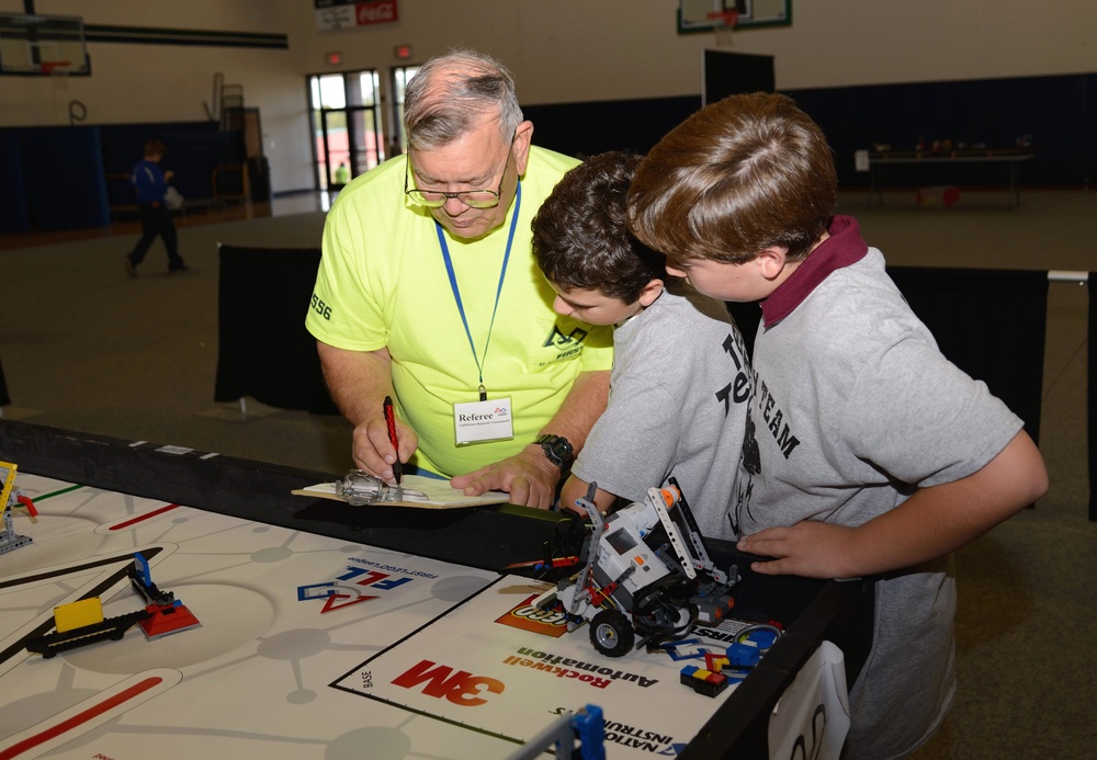 Reservist encourages learning through robotics