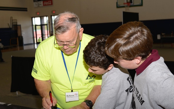 Reservist encourages learning through robotics