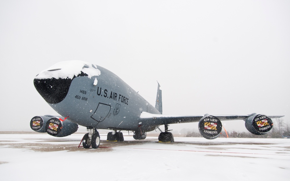 KC-135s weather winter storm