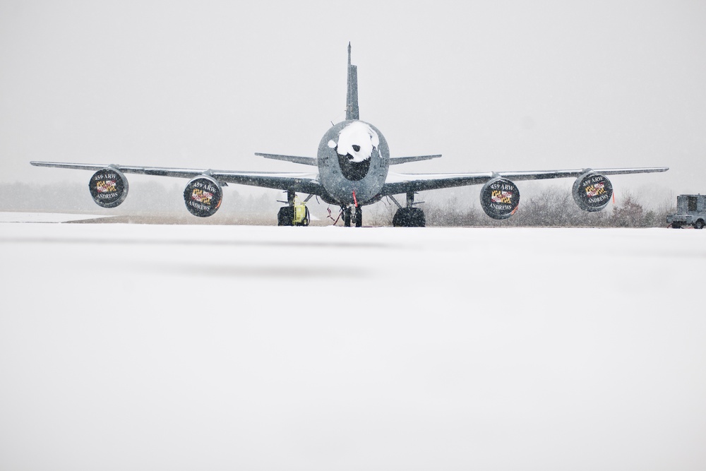 KC-135 weathers winter storm