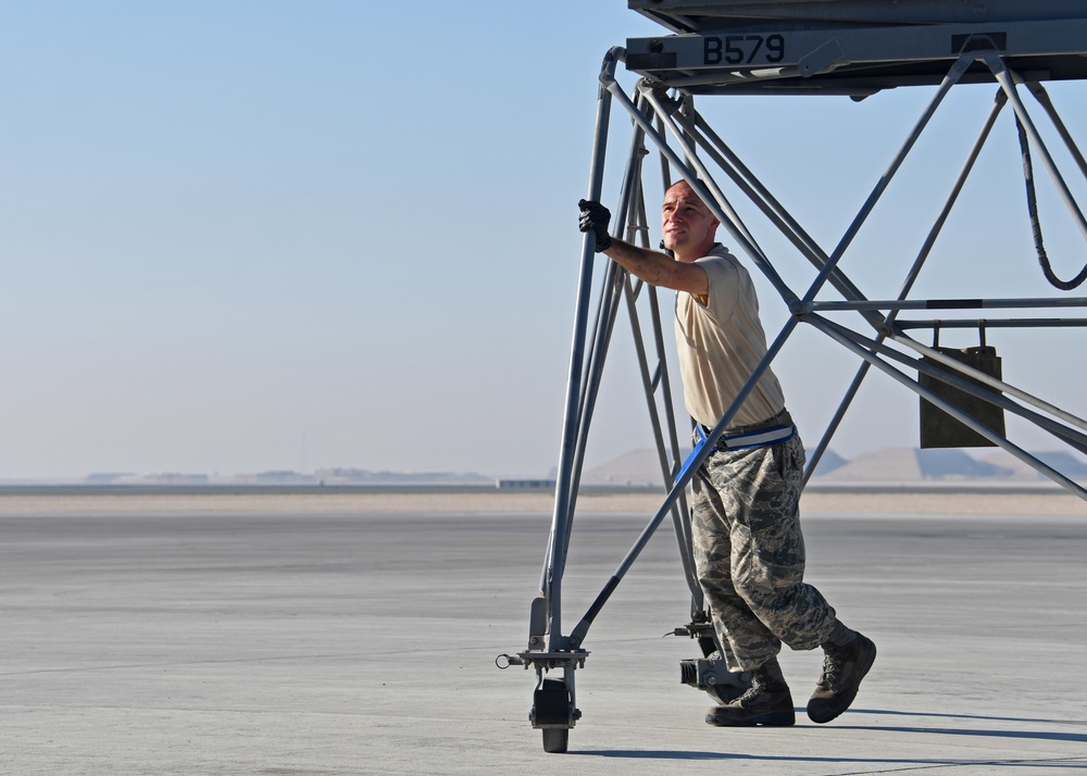 Maintaining mobility: Maintenance Reserve Airmen keep eyes to the sky