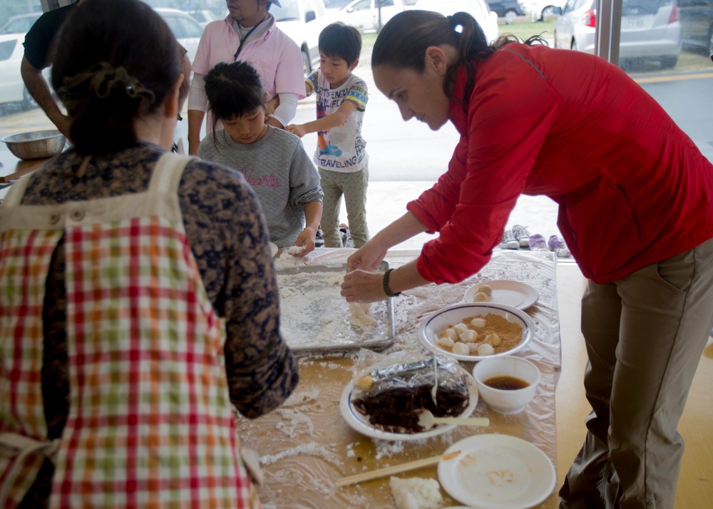 Marines experience a mochi-making ceremony in Uruma City