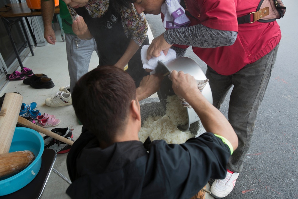 Marines experience a mochi-making ceremony in Uruma City