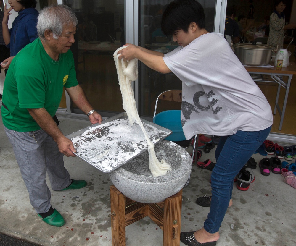 Marines experience a mochi-making ceremony in Uruma City