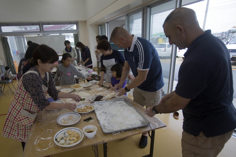 Marines experience a mochi-making ceremony in Uruma City