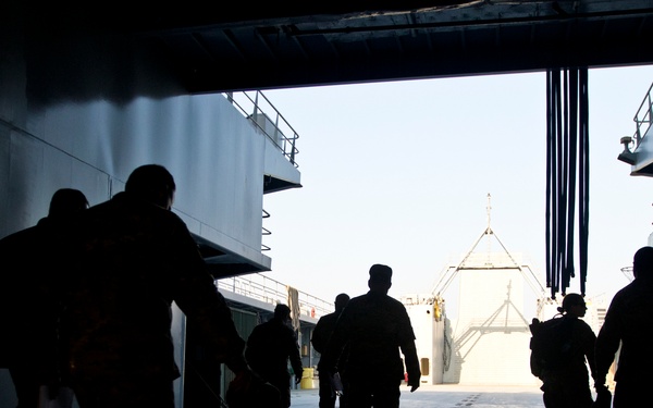 Lt. Gen. Luckey tours USAR boating capabilities