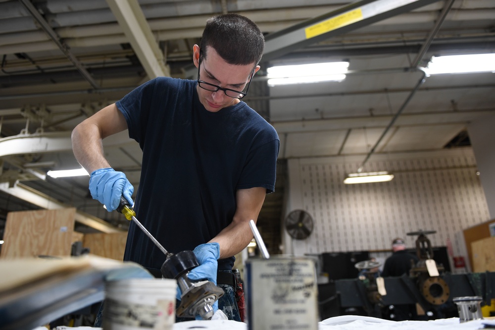 SERMC Sailors Perform Maintenance
