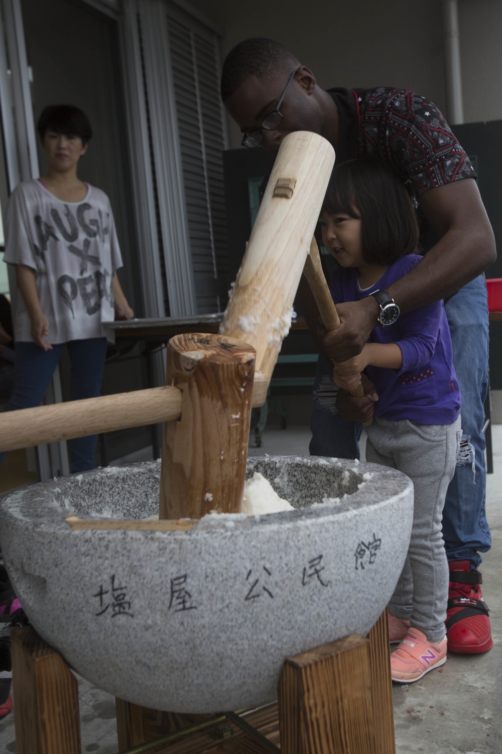 Marines experience a mochi-making ceremony in Uruma City