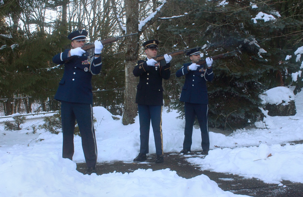 Oregon Air Guardsmen take on funeral honors responsibilities