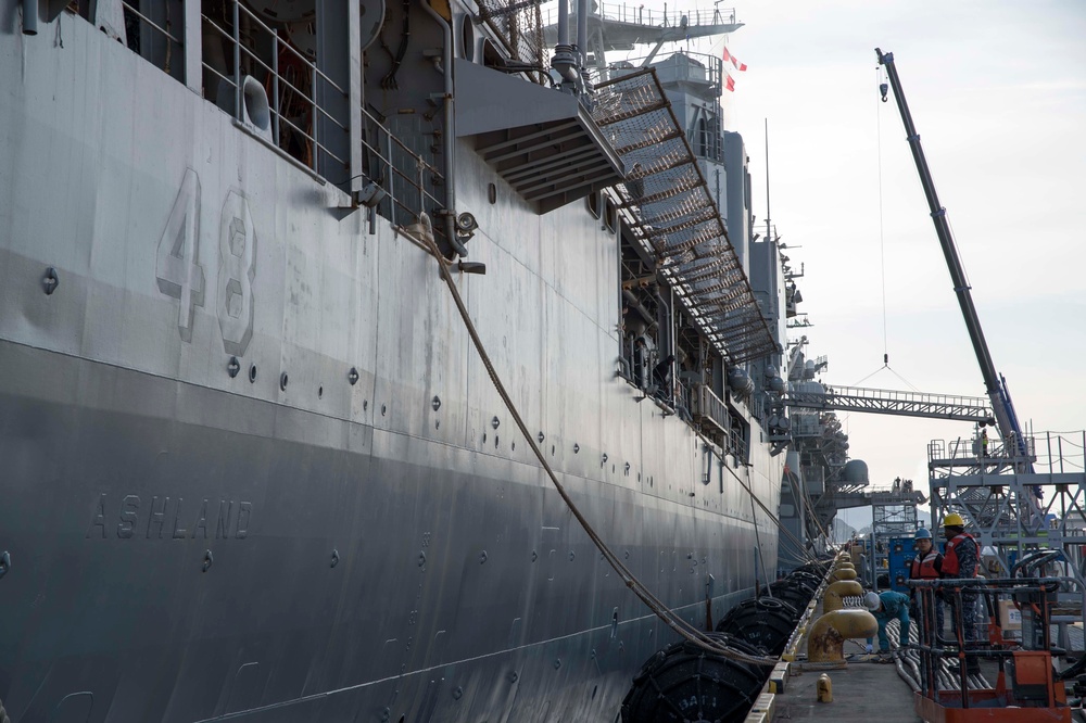 USS Bonhomme Richard (LHD 6) USS Ashland Departs