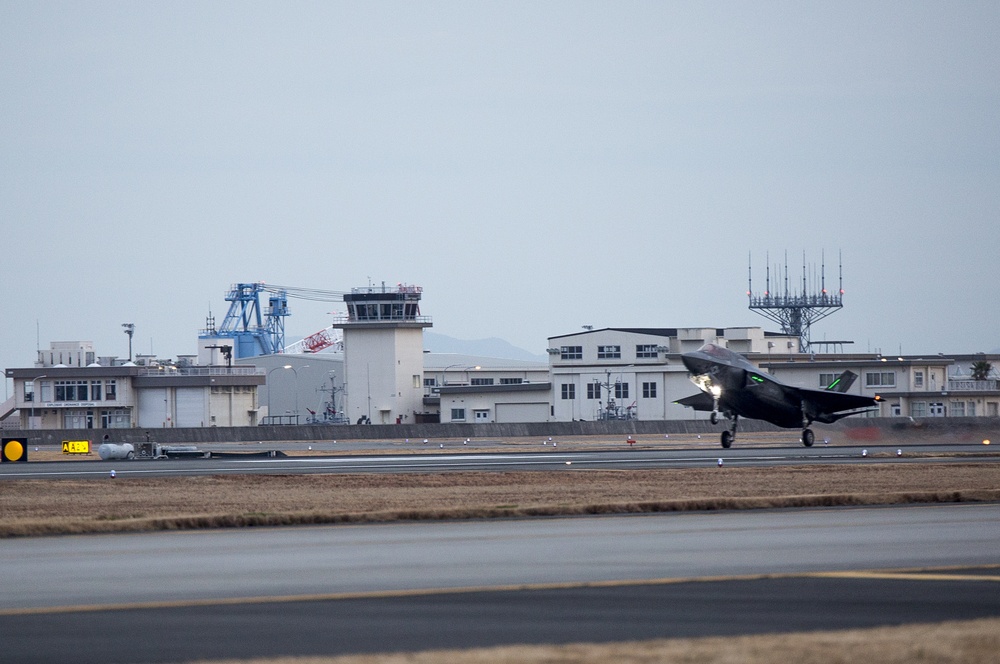 Lightning II strikes Iwakuni, F-35B arrives