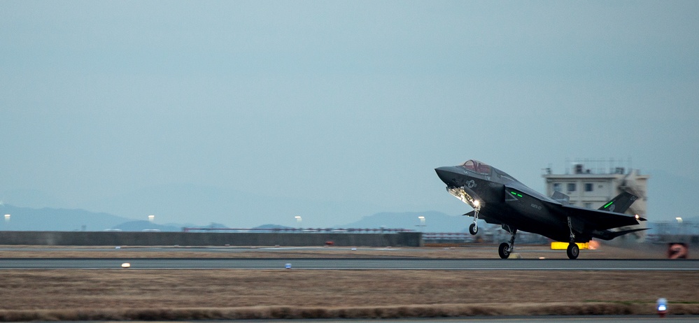 Lightning II strikes Iwakuni, F-35B arrives