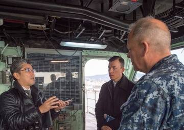 USS Bonhomme Richard (LHD 6) Welcomes Asahi Shimbun Reporter