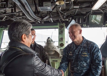USS Bonhomme Richard (LHD 6) Welcomes Asahi Shimbun Reporter