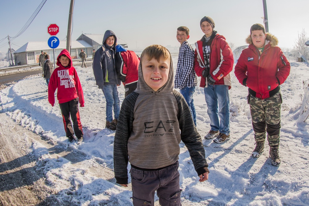 Kosovar children line the route of the Danish Contingent ruck march