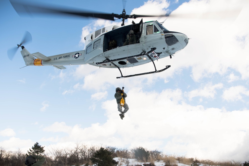 459th AS completes hoist training