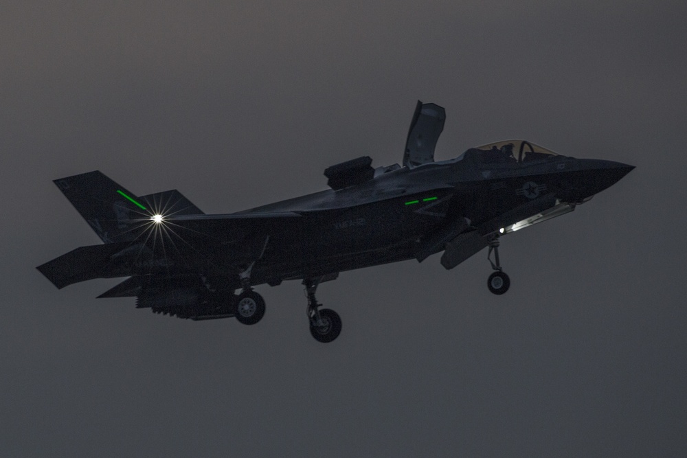 Lightning II strikes Iwakuni, F-35B arrives